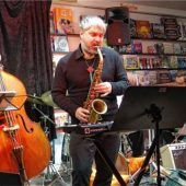 Tourfinale vor dem Buchregal