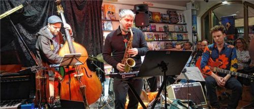 Das Peter-Gall-Quintett gastierte zum Abschluss der aktuellen Tour in der Buchhandlung Librano in Bad Aibling. Foto Friedrich