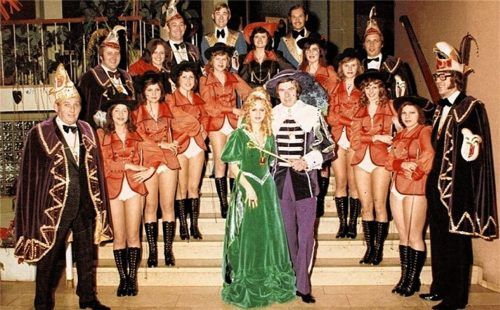 Das Prinzenpaar von 1974 mit seinem Hofstaat. Links Gildepräsident Harry Hüttig. Fotos  Sammlung Keitz