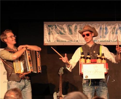 Das Rosenheimer Kabarett-Duo „Hund & Hoibe“ bringt ihr Bierofon zum Einsatz.Foto re