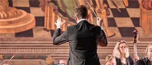 Das Wasserburger Kammerorchester und Solotubist Andreas Martin Hofmeir.Foto Flamm