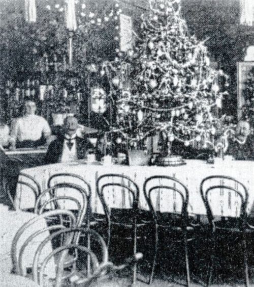 Das weihnachtlich geschmückte Hotelrestaurant „Deutscher Kaiser“ im Gillitzerblock, 1920.Foto Stadtarchiv Rosenheim
