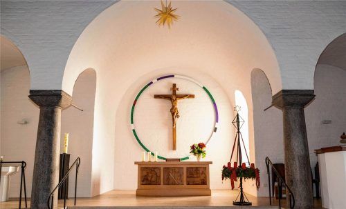 Das Weihnachtslicht leuchtet auch in der Evangelisch-Lutherischen Kirchengemeinde Mühldorf hell: An Heiligabend werden berührende Texte von Menschen verlesen, die in der Adventszeit den Adventskoffer mit Maria und Josef bei sich „beherbergten“ und ihre Gedanken aufschrieben. Foto Rudolf Mayer