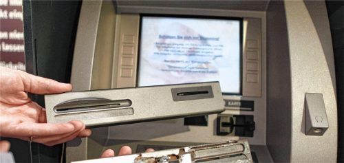 Datendiebe haben in den vergangenen Tagen gleich mehrere Bankautomaten im Landkreis manipuliert. Foto IMAGO