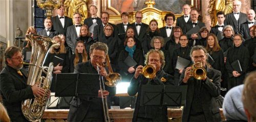 Den Adventsjodler als Zugabe intoniert zuerst ein Bläserquartett, während der Chor noch auf seinen Einsatz wartet. Foto  Janka