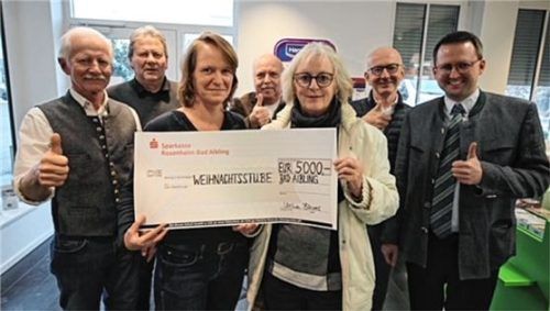 Den Spendenscheck überreichte Apothekerin Ulrike Bayer (vorne links) im Beisein von Bürgermeister Stephan Schlier (rechts) an Astrid Kotter, Initiatorin der Weihnachtsstube. Seniorenreferent Dieter Bräunlich, „Kuchenchef“ Rudi Gebhart sowie Norbert Kotter und Franz Besel (beide Kolpingsfamilie) wohnten der Übergabe bei.Foto Hadersbeck