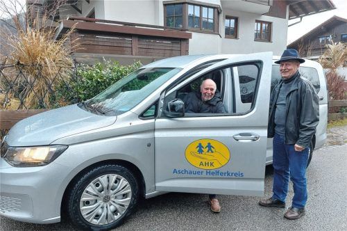 Der Aschauer Bürgerbus ist ein Erfolgsmodell. Hans Landgrebe (links) und Philipp Ramming, Seniorenbeiratsvorsitzender und Seniorenbeauftragter der Gemeinde, sind Teil des Fahrerteams.Foto Seniorenbeirat