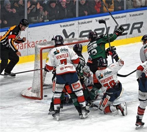 Der Ausgleich in letzter Minute: Travis Ewanyk schickte die Starbulls per Rückhand in die Overtime.