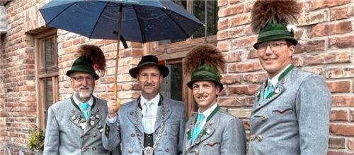 Der Bürgermeister als Schirmherr: Hans Schmid (Festleitung), Bürgermeister Christoph Vodermaier, Vorsitzender Simon Rothmayer (Festleitung) und Zweiter Vorsitzender Bert Furtner (Festausschuss).Foto Susi Stocker