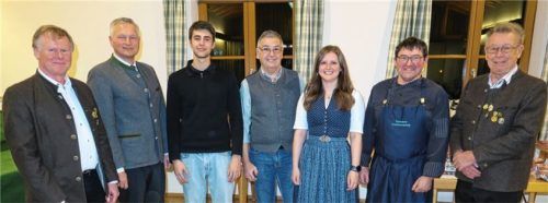 Der Erste Schützenmeister Roland Kielblock und Bürgermeister Richard Richter ehrten „Die Besten der Besten“ Martin Stahuber, Wolfgang Zissler, Stefanie Maierhofer, Peter Ranner und Rainer Mark (von links).