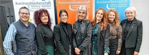 Der Geschäftsführer der Kreishandwerkerschaft Markus Saller (links) sowie die ehemalige Obermeisterin Helga Wimmer (von rechts) gratulierten der neuen Vorstandschaft: Elena Reischl (Kassier), Nadine Stallwanger (Obermeisterin), Manuela Hausmann (stellvertretende Obermeisterin), Anita Dimpflmeier (Schriftführerin) und Nicole Orth (Lehrlingswart und Vorsitzende des Prüfungsausschusses). Foto Maier
