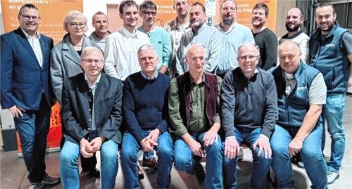 Der Geschäftsführer der Kreishandwerkerschaft, Markus Saller, und die Kreishandwerksmeisterin Helga Wimmer (von links) gratulierten dem neuen Obermeister Michael Obereisenbuchner (Vierter von links) sowie der neuen Vorstandschaft mit: Hermann Forster (Dritter von links), Albert Kain, Michael Grasser, Alexander Huber, stellvertretender Obermeister Markus Kliegl, Markus Mooshuber, Sebastian Ebenbichler, Sebastian Moosmeier. Vorne: Hans-Peter Kohlschmid, Karl Strotzer, Arno Meier, der ehemalige Obermeister Josef Schneider und Franz Moosmeier.Foto Maier