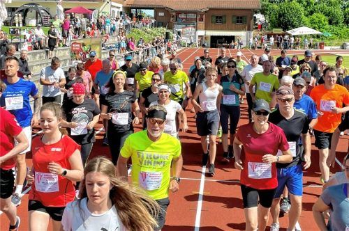 Der Höhepunkt des Sportlerjahres war die offizielle Freigabe der komplett restaurierten Tartanbahn beim „Mangfallstadion-Eröffnungslauf“. Foto Neuwirth