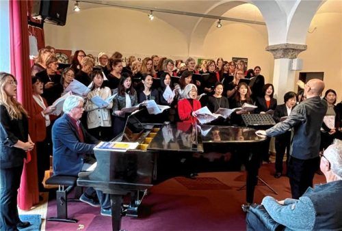 Der japanische Frauenchor München unter der Leitung von Masuri Miuro sowie der Brannenburger Frauenchor „InnCanto“ zogen die zahlreichen Zuschauer in ihren Bann.Foto re