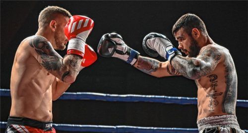 Der Kampf um Europa: Mario Kornhass (links) im Kampf um den WKU „European Title“ gegen den Rumänen Madalin Craciunica. Foto Marko Aleksic