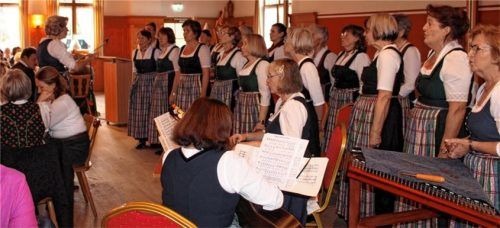 Der Landfrauenchor unter der Leitung von Heide Hauser sorgte mit einfühlsamen vorweihnachtlichen Liedern für die immer wichtiger werdende innere Ruhe in der Adventszeit. Fotos Strim