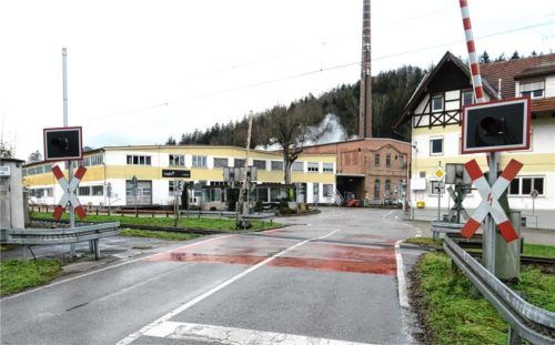 Der Lkw-Fahrer kam aus dem Gewerbegebiet und bog links auf den Bahnübergang in die Otto-von-Steinbeis-Straße ab. Foto baumann