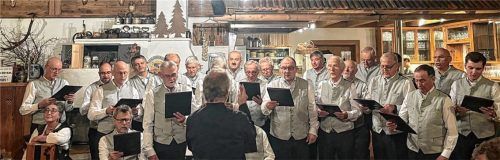 Der Männerchor Aschau beim Weihnachtskonzert in der Schlossbergalm.Foto  Scheck