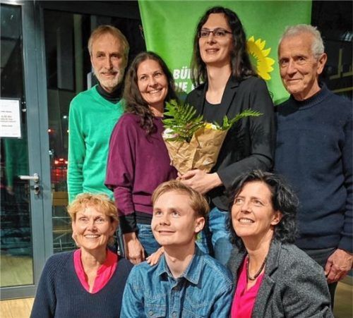 Der neue Vorstand: (stehend von links) Detlef Dobersalske, Melanie Kinzner, Victoria Broßart, Roman Zanon und (kniend von links) Irene Schulze-Strein, Jonas Turber und Susanne Heunisch.Foto  Schulze