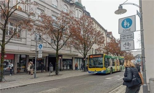 Stadt- und Regionalbusse dürfen den Abschnitt, der Teil der Stammstrecke zwischen Busbahnhof Stadtmitte und Bahnhof ist, weiterhin befahren. Foto Martin Aerzbäck