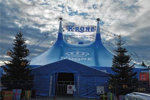 Der Rosenheimer Weihnachtszirkus gastiert auf der Loretowiese. Die Premierenvorführung findet am morgigen Donnerstag statt. Foto Wildauer