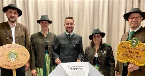 Der Schussmeister der Happinger Böllerschützen, Michael Brüggemann (von links), mit Festleiterin Bernadette Börder, Landtagsabgeordnetem Daniel Artmann, Schützenmeisterin Stefanie Hauser sowie dem Zweiten Schützenmeister Josef Moosner.Foto Franke