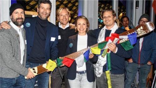 Der Ski, den Dynafit-Gastgeber Benedikt Böhm (Mitte) bereits in Nepal auf 6000 Meter an den Füßen hatte, wurde von Biathlon-Star Magdalena Neuner an Nicolaus Peters von ERKA Technik GmbH (rechts) versteigert. Links Christian Grams, Munich Consult, und Christoper Spall von der Peak Performer Stiftung.Foto Schimdt