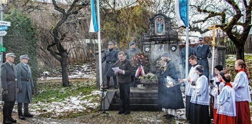 Der Vorsitzende der Veteranen, Konrad Krichbaumer, bei seinen mahnenden Worten am Kriegerdenkmal.Foto stache