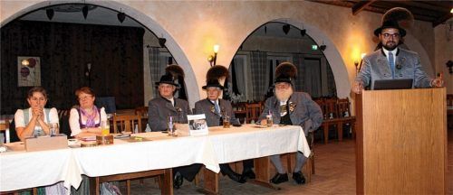 Der Vorsitzende Sebastian Gasteiger (rechts) sowie (von links) Schriftführerin Marlene Kaffl, Kassierin Agnes Eirainer und Zweiter Vorsitzender Max Kaffl ließen im Beisein von Ehrenvorstand Sebastian Gasteiger und Gaugebietsleiter Hans Schaberl ein aktives und reges Jubiläumsjahr Revue passieren. Foto Strim