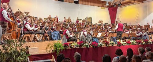 Die 64 Mitglieder der Musikkapelle Kiefersfelden spielten in der Schulturnhalle auf.Foto Hoffmann