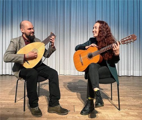 Die aus der Ukraine stammenden Gitarristen Oleg Chuklieb und Maryna Kitashkina unterrichten an der Musikschule Rosenheim. Foto Kirchner