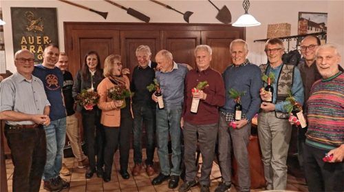 Die ausgezeichneten Jubilare: (von links) Josef Schroll (40 Jahre), Enrico Kruse (25 Jahre), Marinus Kronawitter (25 Jahre), Beatrix Opel (25 Jahre), Elfriede Ametsbichler (40 Jahre), Karl Hegele (50 Jahre), Leonhard Glasl (70 Jahre), FranzLämmlein (50 Jahre), Robert Hegele (40 Jahre), Georg Meltl (50 Jahre), Fritz Rosner (Zweiter Vorsitzender) sowie Karl Daxberger (60 Jahre). Foto re
