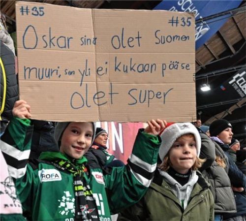 Die beiden Autio-Fans Valentin und Ruben haben dem Starbulls-Goalie eine Botschaft auf Finnisch übermittelt: „Oskar, du bist Finnlands Mauer, niemand kann sie überwinden. Du bist super.“Foto Franz Ruprecht