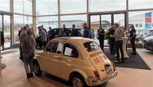 Die besondere Bauweise mit Schindeln an der Außenfassade sowie ein modernes Autohaus präsentierte Huber Automobile GmbH. Foto mischi