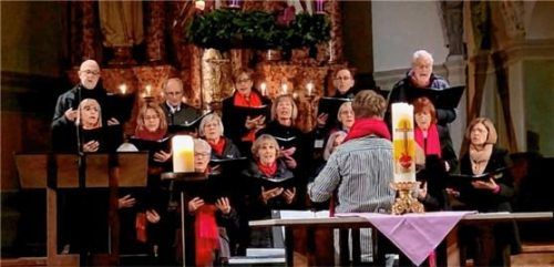 Die Chorgemeinschaft mit Dirigent Matthias Funke beim Adventssingen 2023.Foto re