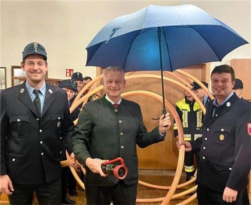 Die drei Männer vom Holzhamer Feuerwehr-Jubiläums-Komitee: Feuerwehr-Vorstand Josef Huber (links) und erster Kommandant Fabian Fried (rechts) freuen sich über die Jubiläums-Schirmherrschaft von Bürgermeist. er Richard Richter. Foto  Torsten Neuwirth