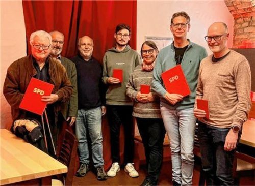 Die Geehrten gemeinsam mit drei der sechs neuen Mitglieder: (von links) Robert Eggerl, Bürgermeister Peter Kloo, SPD-Vorsitzender Stefan Derk, die Neumitglieder Tizian Linzmeier und Irmgard Spannagl, Alessandro Bertolini sowie Neumitglied Christian Morgenroth. Foto re