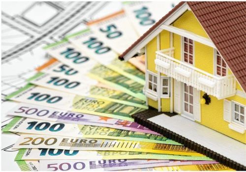 Die Gemeinde Frasdorf hat ihre Hebesätze für die Grundsteuer A und B für das Jahr 2025 verringert. Trotzdem müssen manche Hausbesitzer künftig mehr und andere wiederum weniger bezahlen. Foto IMAGO / Wolfilser