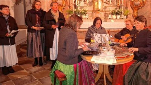 Die Gernbach Zithermusi im Vordergrund, links der Mitterhamer Frauendreigsang. Foto hecht
