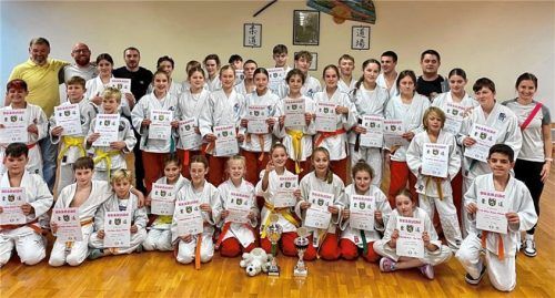 Die gesamte Mannschaft mit ihren Pokalen und Urkunden. Foto judo team bad aibling