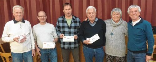 Die Gewinner des Turniers: (von links) Lenz Kirschbaumer, Stefan Krug, Walter Edtbauer, Peter Gröschl sowie Irmi Sifferlinger mit Spielleiter Volker Schmidt.Foto re