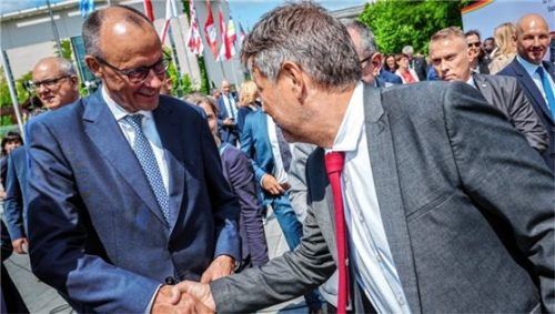 Die Kanzlerkandidaten Friedrich Merz (CDU) und Robert Habeck (Grüne) geben sich die Hand. Das könnte nach der Bundestagswahl auch eine politische Option sein. Foto dpa
