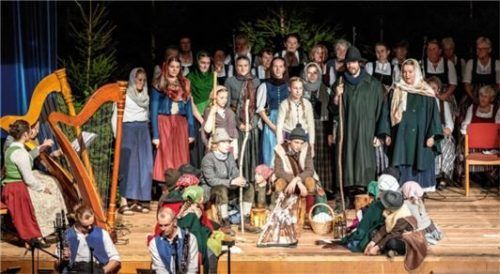 Die Kinder und Jugendlichen des Trachtenvereins Edelweiß spielten Szenen des biblischen Geschehens nach.