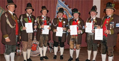 Die Klassenbesten beim Kompanieschießen: (von links) Schützenmeister Georg Winkler, Stephan Schopf, Rainer Tremmel und Harald Fradl in der Schützenklasse sowie Sepp Mühlauer, Hans Hönig und Günther Hochhäuser bei den Senioren.Foto schwitteck