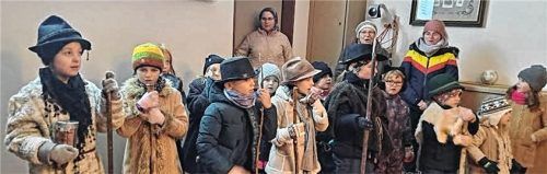 Die Klopfersinger-Kinder vom Trachtenverein Almfrieden Aindorf-Pittenhart, in Begleitung von Sandra Jost (hinten, rechts) und Inge Stürzer (hinten, Mitte) zu Besuch bei der Pittenharter Gemeinderatssitzung. Foto  Künzner-Hingerl