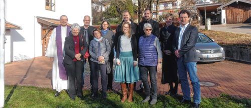Die Mitglieder des Kirchenvorstandes der evangelisch-lutherischen Kirchengemeinde Bruckmühl mit Feldkirchen-Westerham vor der Emmauskirche (erste Reihe von links) Gerlinde Wittig, Christel Obermüller, Yvonne Donsbach-Schönebeck, Birgitta Hamberger. (zweite Reihe von rechts) Klaus Schmid, Dr. Monika Strobelt, Jan Oesterle, Florian Gabriel, Isabel Kriner, Walter Gladischefski. Ganz links: Pfarrer Andreas Strauß. Foto kissel