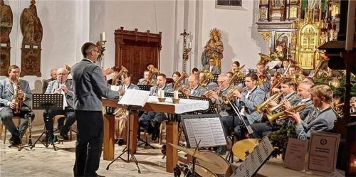 Die Musikkapelle Stephanskirchen unter der Leitung von Sebastian Adlmaier hatte wieder ein vielseitiges Repertoire für die Zuhörer vorbereitet.Foto re
