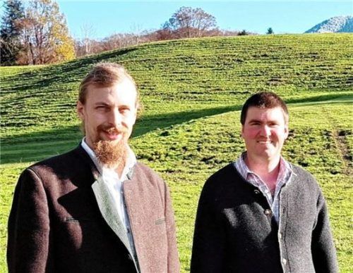 Die neue Führungsmannschaft der Bezirksamlbauernschaft Samerberg: Bezirksalmbauer Hans Auer, z. Schweiberer (rechts) und Stellvertretender Bezirksalmbauer Sebastian Moser, z. Lochner.Foto Hötzelsperger