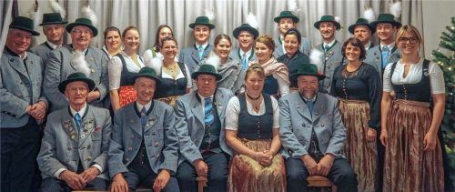Die neue Vorstandschaft samt Fahnenabordnungen und Ausschuss vom Trachtenverein „Kaltentaler“ Pang mit Vorstand Franz Haigermoser (sitzend; von rechts), dessen Stellvertreterin Manuela Hehensteiger, Kassier Michael Gläser, Schriftführer Quirin Bachmaier sowie Ehrenmitglied und Fahnenbegleiter Johann Huber senior.Foto Aerzbäck