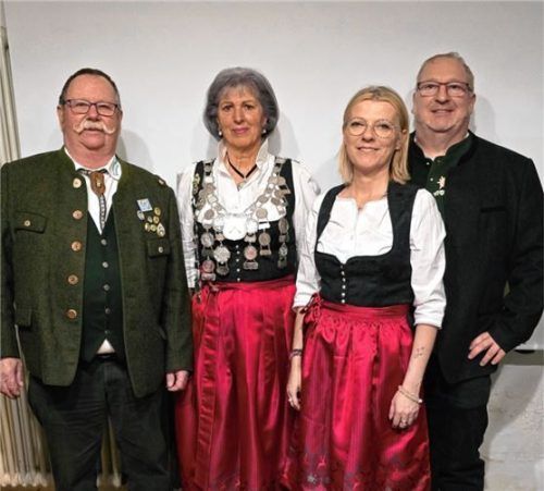 Die neuen Könige (von links) Hans Zahler, Brigitte Juckel, Renata Schwarz mit Schützenmeister Franz Schwarz. Foto re